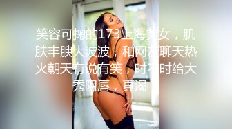 咖啡店女厕全景偷拍美女尿尿??居然还有美女在自摸