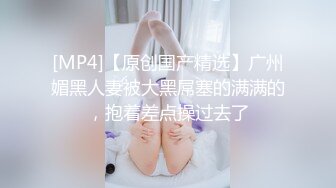 小美女吃鸡很仔细