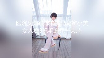 从她的角色扮演中释放出她柔软的乳房并将它们挤到你的脸上。