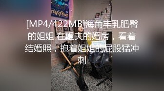 【新片速遞】燕姐寻花家里玩个3P，伺候了大哥玩小弟，黑丝诱惑口交大鸡巴舔菊花，让小哥给舔逼塞个跳蛋刺激，主动上位[429MB/MP4/01:03:39]