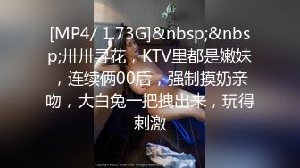 摄影师模特群约拍S级身材极品一字马女模，问她私底下表现怎么样，话里话外暗示她要潜规则，结果激情啪啪，对话精彩淫荡