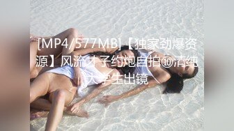 小武哥忽悠个学生和少妇来双飞,插少妇的逼摸学生妹的嫩乳