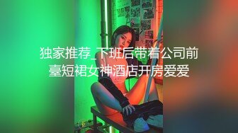 风骚熟女露脸好骚啊，跟小哥床上激情啪啪，后入爆草抽插对着镜头浪叫呻吟，表情好骚主动上位揉捏骚奶子呻吟