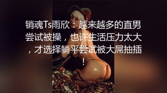 女友和闺蜜买奶茶回来，背着她偷偷在房间操逼