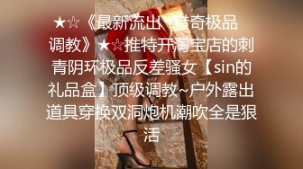 商场跟踪抄底极品美女两腿夹的很紧内裤都弄成了一条缝应该是个一线馒头鲍