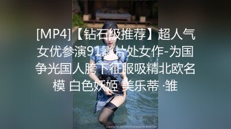 脸上红扑扑极品御姐居家发骚，带子情趣装开档黑丝，坐椅子上抬起双腿假屌爆插