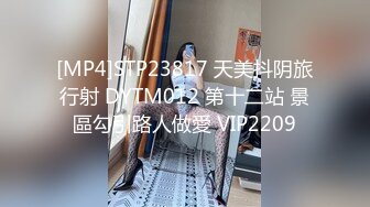 高端女白领你是真鸡巴骚，全程露脸办公桌前漏出骚奶子揉捏，逼逼里塞着跳蛋，跑到厕所掰着逼逼尿尿自慰舔淫水