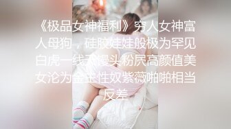 極品美少婦剛生過孩子,B洞大開,開檔黑絲性感十足,翻開洞穴,裏面的肉芽清晰可見