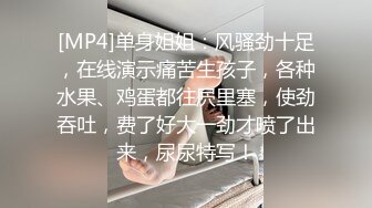 帅哥后入式操逼鸡巴太短了老是滑出来，估计是喂不饱这妹子