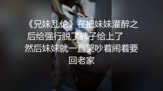 短裙黑丝极品女神，隔着内裤磨蹭小穴，换上女仆装跪地深喉