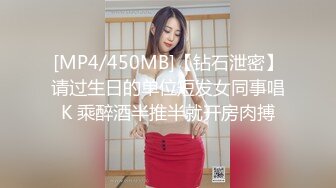 双飞 两个漂亮美女看到大肉棒 都抢着操 看这骚样 不让人精尽人亡不罢休