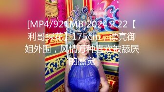 巨乳黑网丝熟女人妻吃鸡啪啪 被两根肉棒连续无套输出 两个大球球哗哗 爽叫不停