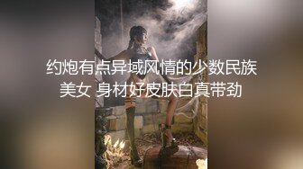 深夜的清纯小萝莉露脸展示，想要狼友的的礼物轰炸，脱光了玩奶头，掰开骚穴看特写道具摩擦，让狼友调教好骚