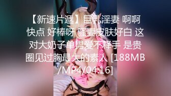 在你要求 早川夏美穿上她可爱的学校泳装 cosplay 后，她会过来坐在你的阴茎上。