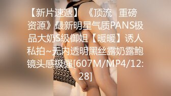 [MP4/ 406M] 肉丝漂亮伪娘 大白天来到公园掏出鸡鸡边走边撸 附近有老人小孩吵闹