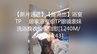 喜欢户外的美女骚货跟小哥野外车震超刺激，撅着屁股掰开骚穴给狼友看，车上口交大鸡巴让小哥抓着奶子干射嘴