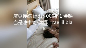 奶子上有纹身的性感大学美女和闺蜜学长男友偷情自拍,干的销魂淫荡大叫：好大,太爽了,干我,受不了了!