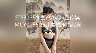 商场女厕近距离偷窥长裙美女 B里拉出一坨奇怪的玩意