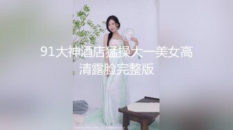 两个小鲜肉被老色批打屁股打着一个还摸着另一个的鸡巴