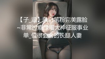 淫妻跪舔肉棒