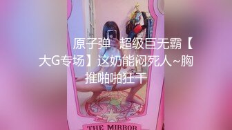 KTV厕所偷拍喝醉的美女趴在马桶上吐✿来个捡尸的屌丝男把她内裤脱了想上她