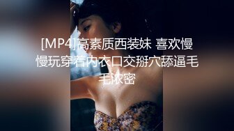 这少妇真会玩，逼逼和菊花里一起塞好几个鸡蛋和冬枣，撅着屁股连喷发射吐出来