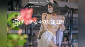 穿着浅蓝色轻飘飘百褶裙美女 逛街裙子被风吹起内裤全露出发现用手去捂已经晚了