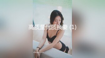 创意性爱美女趴在窗台屁股在外被人玩逼头在屋里吃鸡巴3P操的就是嗨