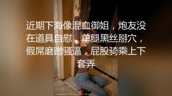 女友 KTV自慰不够刺激 突发奇想 往小穴喂果冻 男友来帮忙 jj梆硬 想捅进去