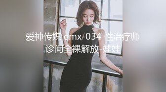 摸着女友的奶侧入她