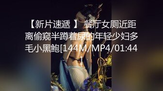 商场女厕全景偷拍背包少妇嘘嘘 眼神非常犀利差点被她发现