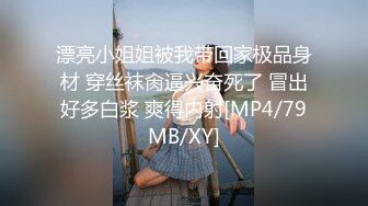 会所小姐服务完后换上内衣目测对A，丁字裤的屁股很想抓