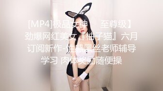 六月专业盗站流出地铁站女厕前后全景偷拍奇葩眼镜妹双手支撑坐在蹲厕上尿尿