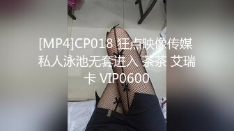 极品御姐跟她的老外男友激情啪啪大秀直播给狼友看，小嘴塞不下大鸡巴，大屌抽脸丝袜高跟