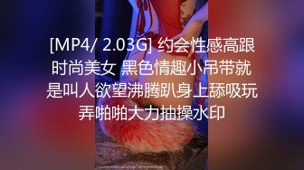 2024年新作 秀人网名模私拍，【小薯条】，公共场所保龄球馆露出，大尺度，有漏点，周围好多人呢，助力福利原版视图 (1)