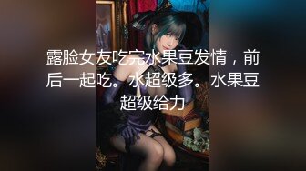 鞋店裏敞開雙腿光腳試鞋的美艷騷女,毫不在意肉絲內內走光,陰毛都看到了