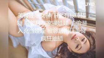 牛仔小美女跟小哥在家激情啪啪给狼友直播，全程露脸互动听指挥，让小哥舔逼口交大鸡巴，无套抽插高潮尿尿