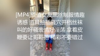 女技师给客人按摩时被男友挑逗 受不了就在客人面前做爱