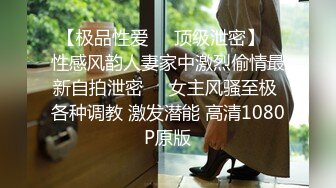 【网黄太子3p】帅气鲜肉骚狗,吃两双臭脚被浇尿,两根鸡巴轮奸烂逼(上) 