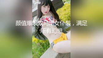 无毛肥穴18超嫩萝莉萌妹居家自慰，撩起小背心露贫乳，道具假屌插嘴舔弄，白色丝袜张开双腿揉穴，翘起屁股假屌后入