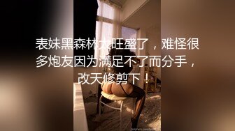 【一脸呆萌18嫩妹】双马尾带着项圈，翘起美腿玻璃棒插菊花，掰开小穴特写，娇喘呻吟说话嗲嗲，手指扣穴水声哗哗