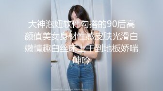 商场女厕小手电偷拍牛仔短裤美女干净肥美的嫩鲍鱼