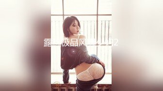 只穿着一件裹胸黑衣的性感大长腿美女 下体逼毛黑黝黝