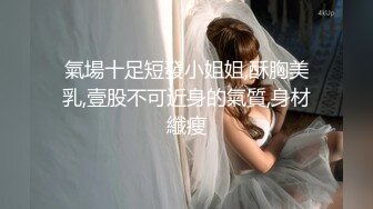 折扣店撩腿挑鞋亮騷白裙肉絲美婦,內內走光了